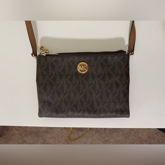 Michael Kors - Fulton Double Zip Crossbody / Jet Set Print - Picture 6 of 9